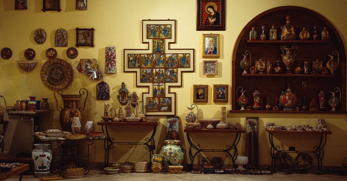 Ściana jak dzieło sztuki: pomysły na aranżację z artystycznymi płytkami ceramicznymi
