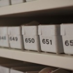 Porządek z klasą: stylowa aranżacja regału z szufladami na dokumenty krok po kroku