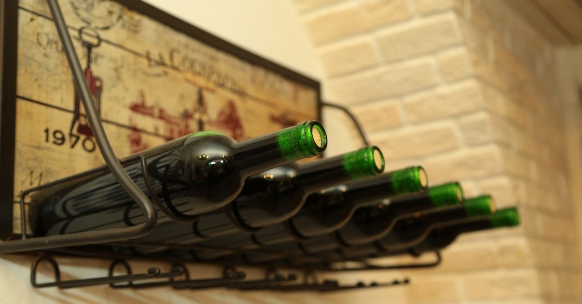 Wino pod ręką: 12 sprytnych sposobów na stylowe przechowywanie butelek w domu