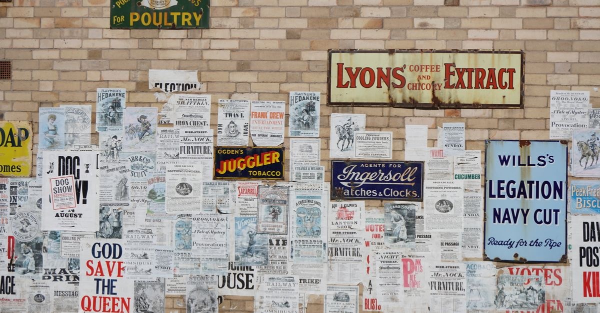 Galeria z duszą: stylowe sposoby na ścianę z plakatami vintage