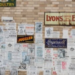 Galeria z duszą: stylowe sposoby na ścianę z plakatami vintage