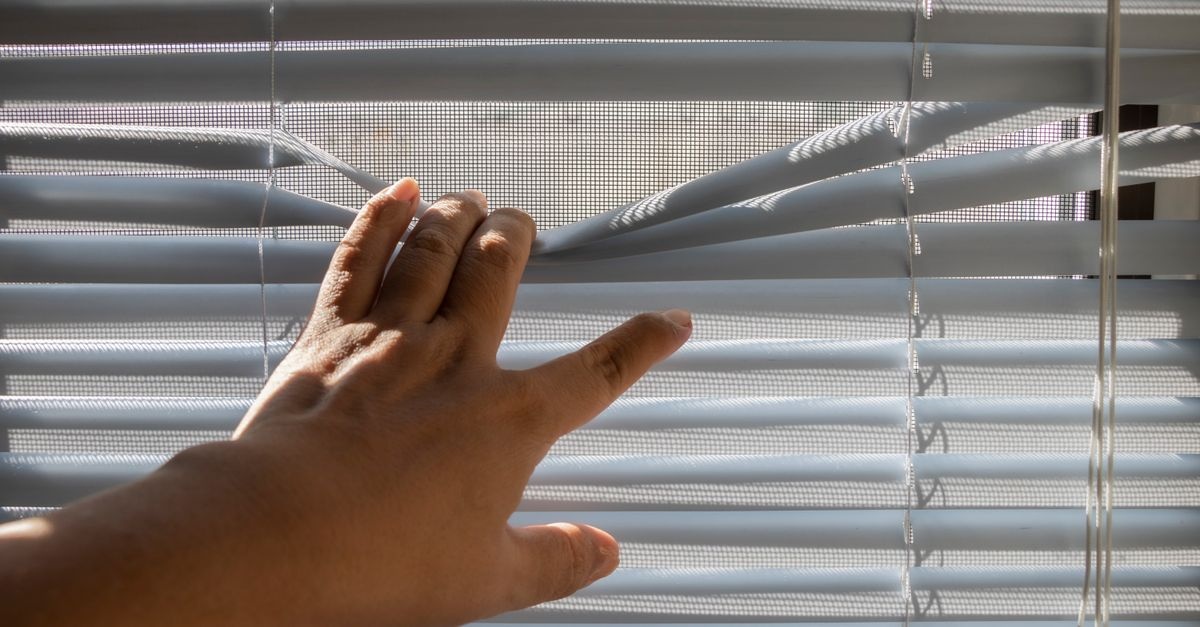 Światło pod kontrolą w kuchni: jak dobrać żaluzje aluminiowe odporne na parę i zabrudzenia
